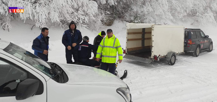 IL-Monteri-Sjenica Sa lica mesta: U dubokom snegu otklanjaju kvar na dalekovodu (VIDEO)