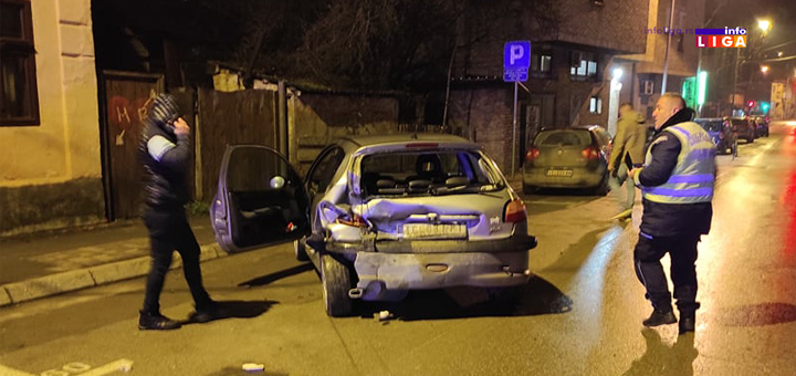 IL-nezgoda-saobracajna-1 U centru Ivanjice vozač džipa udario dva vozila i zakucao se u kuću (FOTO)