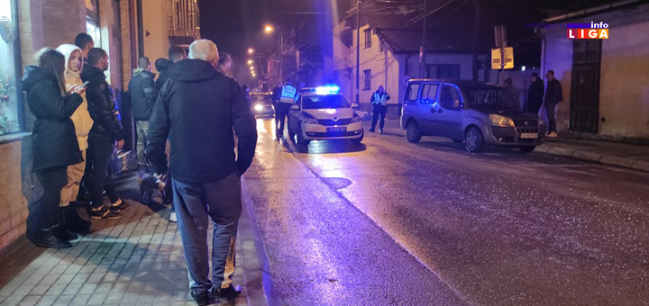 IL-nezgoda-saobracajna-3 U centru Ivanjice vozač džipa udario dva vozila i zakucao se u kuću (FOTO)