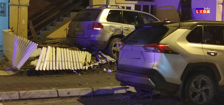 IL-nezgoda-saobracajna-4 U centru Ivanjice vozač džipa udario dva vozila i zakucao se u kuću (FOTO)