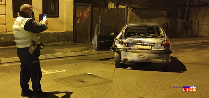 IL-nezgoda-saobracajna-5 U centru Ivanjice vozač džipa udario dva vozila i zakucao se u kuću (FOTO)