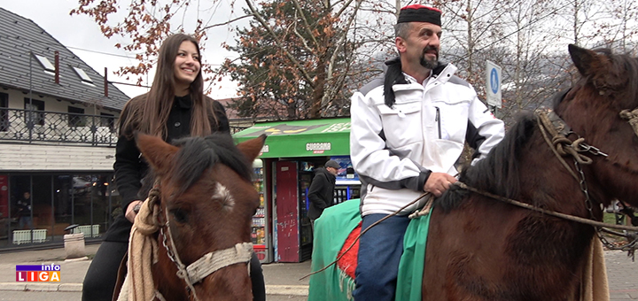 IL-Mirko-i-Milena-Popovic-i-konji- Božićni kas ulicama Ivanjice (VIDEO)