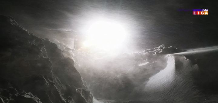 IL-bager-u-snegu- Drama na Goliji: Radnik Puteva iz Ivanjice izvlačio zavejani par iz metarskih smetova (VIDEO)