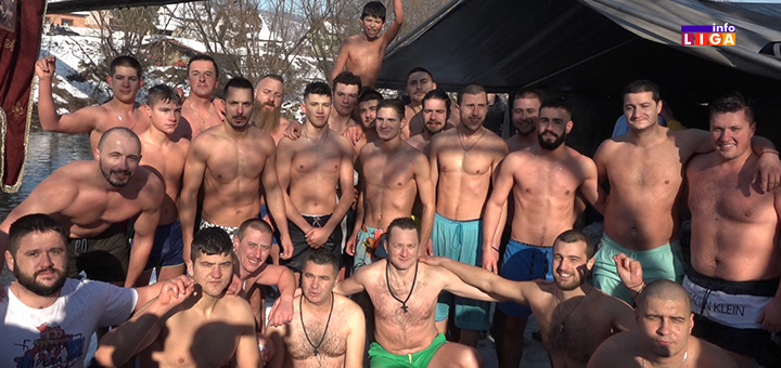 IL-grupna-1- Desetogodišnji Andrej prvi podigao Časni krst iz ledenog Rzava (VIDEO)