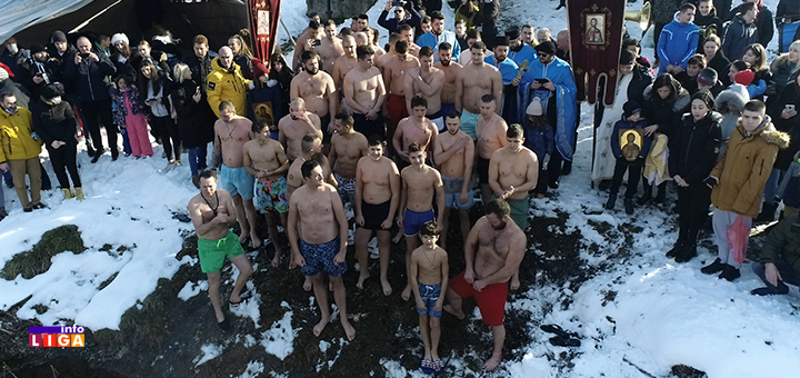 IL-grupna-AR- Desetogodišnji Andrej prvi podigao Časni krst iz ledenog Rzava (VIDEO)