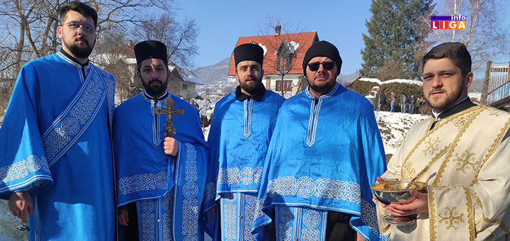 IL-popovi-AR Desetogodišnji Andrej prvi podigao Časni krst iz ledenog Rzava (VIDEO)