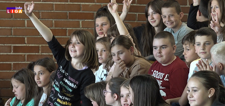 IL-OS-MK- Popularni pisac za decu Jasminka Petrović gost ivanjičkih osnovnih škola (VIDEO)