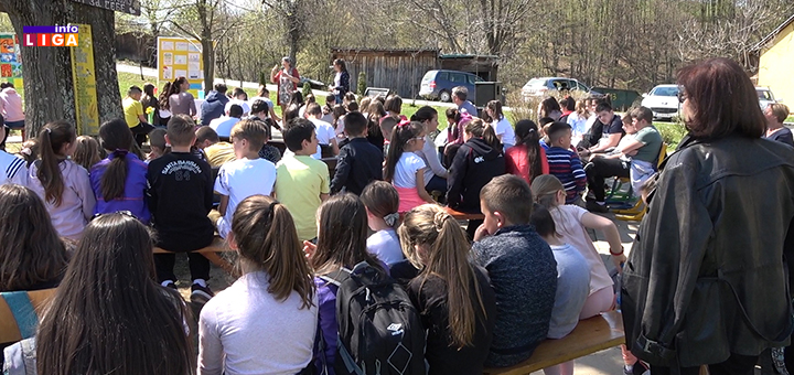 IL-OS-SL- Popularni pisac za decu Jasminka Petrović gost ivanjičkih osnovnih škola (VIDEO)