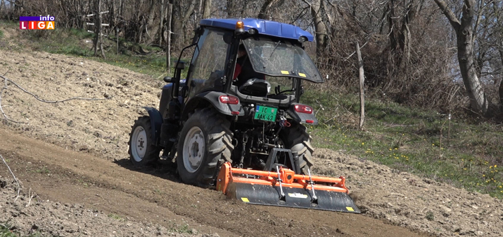 IL-Traktor Ivanjica: Sa deset prstiju hrane porodicu i deo Srbije (VIDEO)