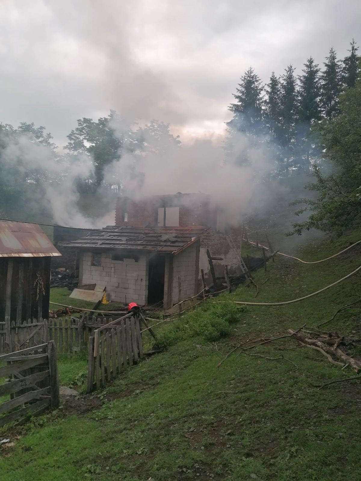 2 Ivanjica: Mirjani požar progutao krov nad glavom