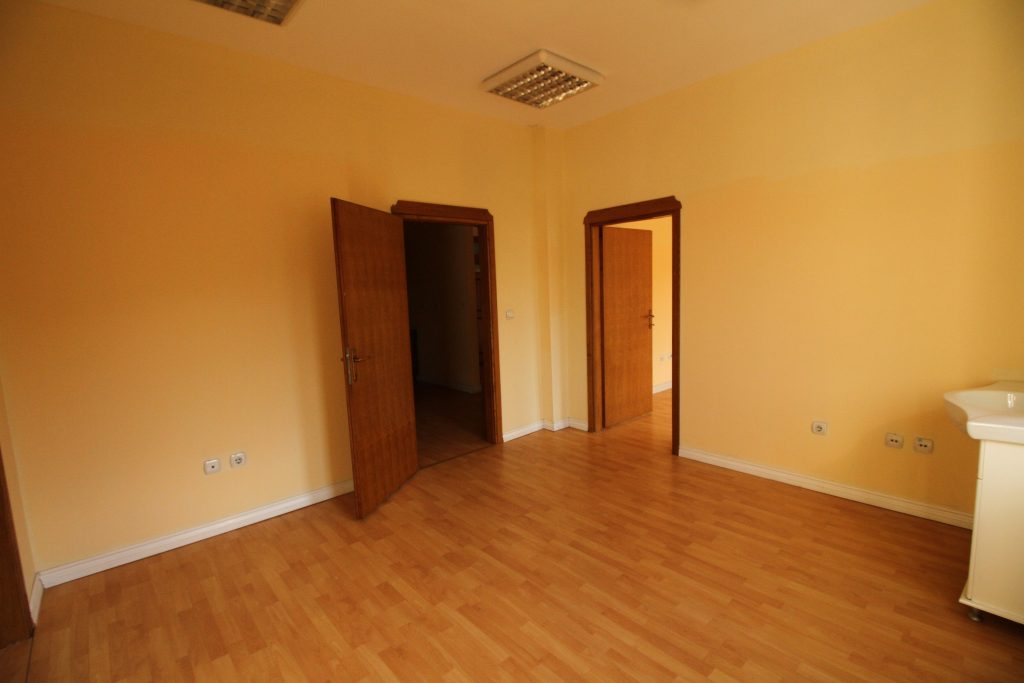 TOI_4535-1024x683 Izdaje se poslovni prostor u Ivanjici - Povoljno, na odličnoj lokaciji
