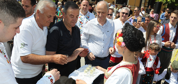 IL-Guca-otvaranje-dva Himnom i uz  podizanje saborske zastave počela trubačka fešta u Guči