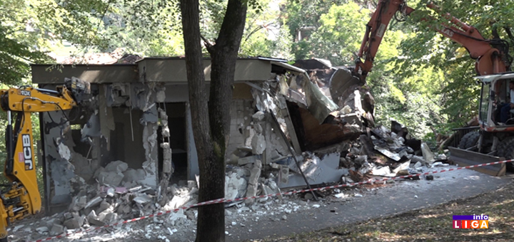 IL-rusenje-javnog-toaleta- Srušen javni toalet na ulazu u gradski park - postavlja se vidikovac (VIDEO)