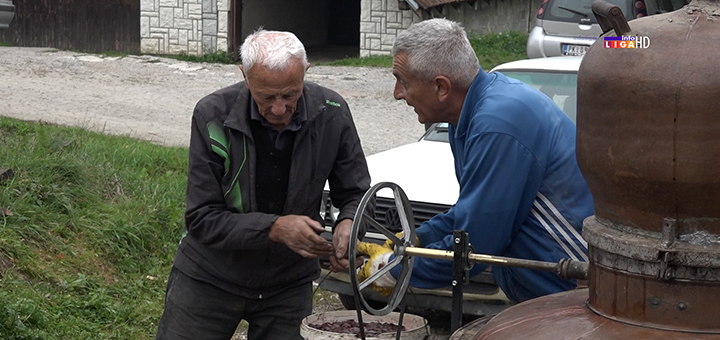 IL-Djokovici-peku-rakiju- Ivanjica: Tri generacije oko vesele mašine, peče se rakija (VIDEO)