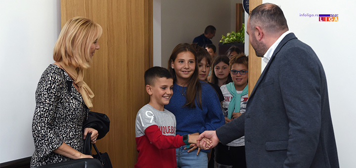 IL-Momcilo-prima-decu- Predsednik opštine Ivanjica ugostio najmlađe sugrađane (VIDEO)