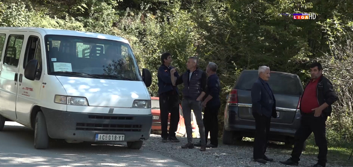 IL-Rzinje-put-blokada- Meštani Rzinja očajni- Pod teretom kamiona puca novi asfalt (VIDEO)