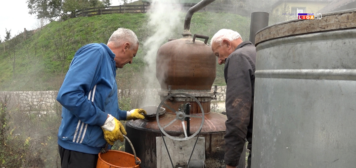 IL-generacija-Djokovici- Ivanjica: Tri generacije oko vesele mašine, peče se rakija (VIDEO)