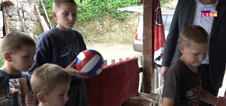 IL-porodica-zecevic2 Dvanaest razdraganih okica u bespuću ivanjičkog kraja (VIDEO)