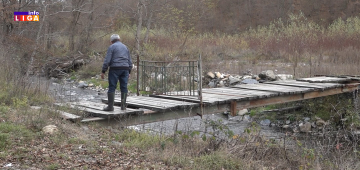 IL-most-na-reci-i-kapija- Na mostu kapija i katanac, za neverovati (VIDEO)