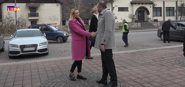 il-ministarka-u-poseti-ivanjici Ministarka poljoprivrede Jelena Tanasković posetila Ivanjicu-dodeljeni ugovori za 47 traktora (VIDEO)