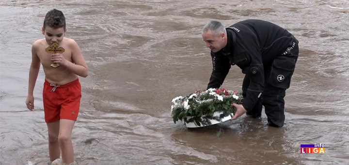 IL-Lazar-Vukosavljevic-pobednik- Na simboličan način obeleženo plivanje za Časni krst u Arilju (VIDEO)