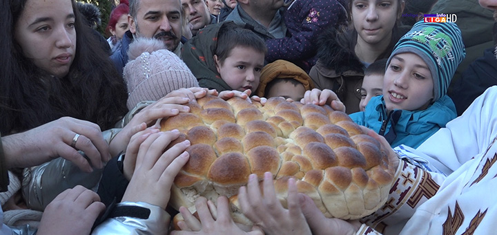 IL-lomljenje-cesnice- Ivanjica: Dukati iz česnice obradovali najmlađe (VIDEO)