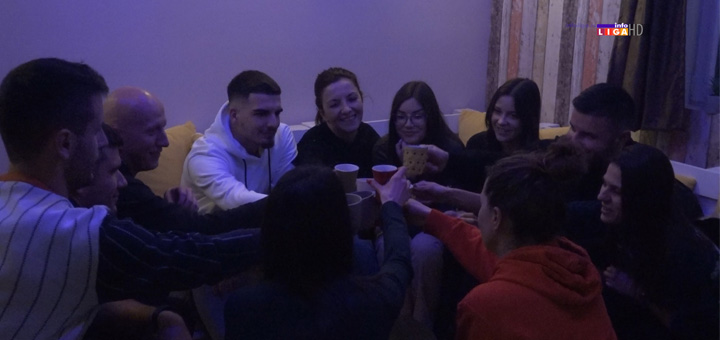 il-badnjaci2 Makedonka oduševljena srpskim običajima (VIDEO)