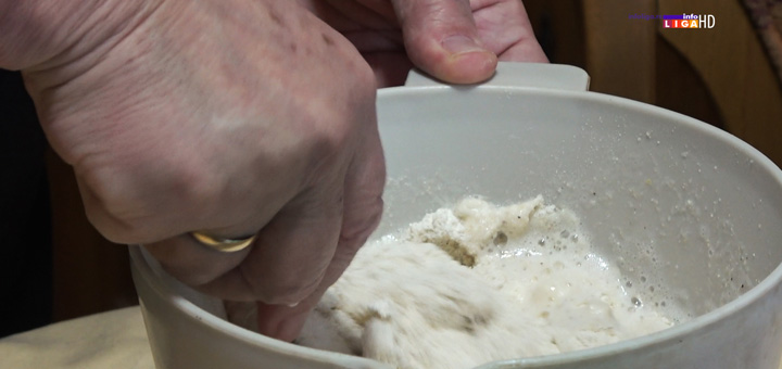 il-cesnica Mnoge domaćice greše - Radosava iz Ivanjice sprema česnicu po receptu starom vekovima (VIDEO)