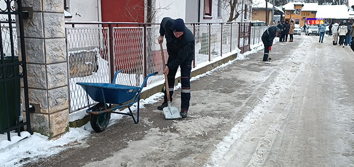IL-ulice-ciscenje- Čišćenje ulica i trotoara u gradskom jezgru- preuzimanje soli i kalcijum-hlorida u garaži JKP ''Ivanjica'' (VIDEO)