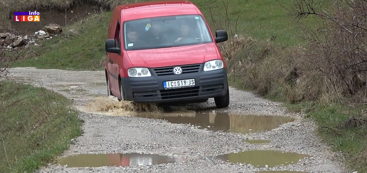 IL-Glog-Okruglica-Katici-put- Kamioni pretovareni, putevi razoreni, deca u blatu do kolena (VIDEO)