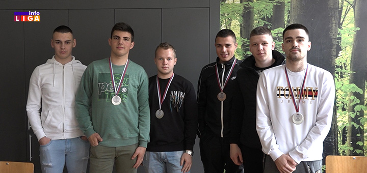 il-tehnicka-skola-ucenici- Učenici Tehničke škole u Ivanjici doneli medalje sa Republičkog takmičenja iz područja rada šumarstvo i obrada drveta (VIDEO)