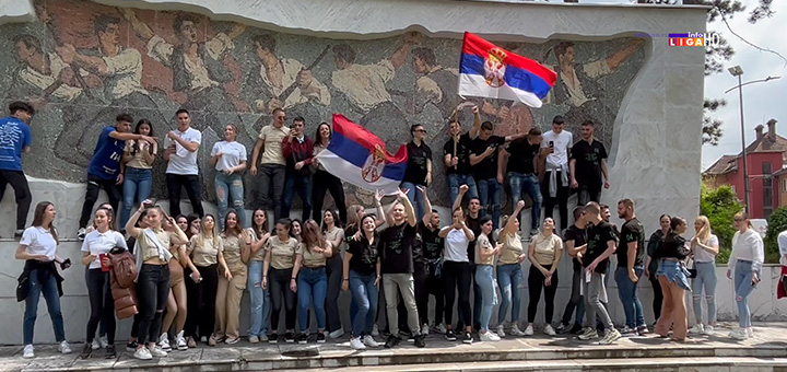 IL-Spomenik-Revolucije-TS-Ivanjica- Maturanti Tehničke škole u Ivanjici uz trubače za kraj (VIDEO)