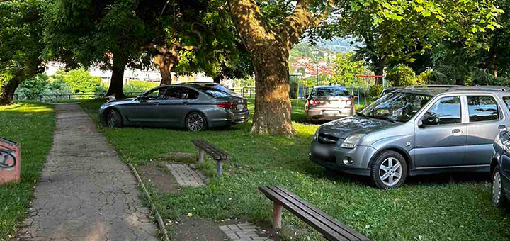 IL-Parking-Park-Ivanjica-2 ''Ovo je prevršilo svaku meru'' - automobili parkirani na sve strane, roditelji uplašeni za bezbednost dece