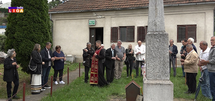 il-spomenik-prilike Vidovdan u Ivanjici obeležen molitvama i polaganjem venaca na spomen obeležja stradalima (VIDEO)