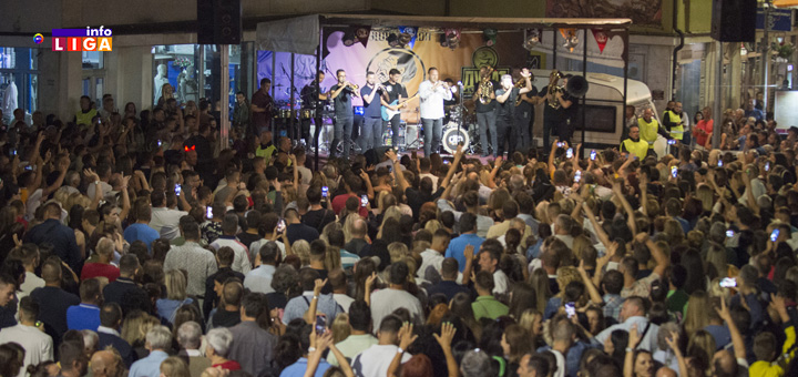 IL-deki-petrovic-ivanjica- Nušićijada već prvog dana oborila rekord po posećenosti-Dejan Petrović svojom humanošću posebno dirnuo publiku (VIDEO)