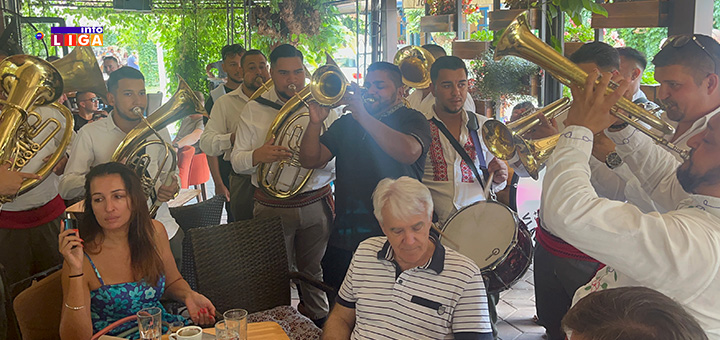 IL-guca-2-2023 Zagrmele trube u Guči - Razigrani saboraši oživeli ulice ove varoši (VIDEO)