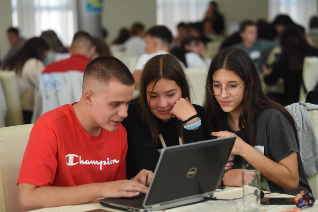 1-1024x683 Srednjoškolci smislili kako da spreče ''ODLIV MOZGOVA”