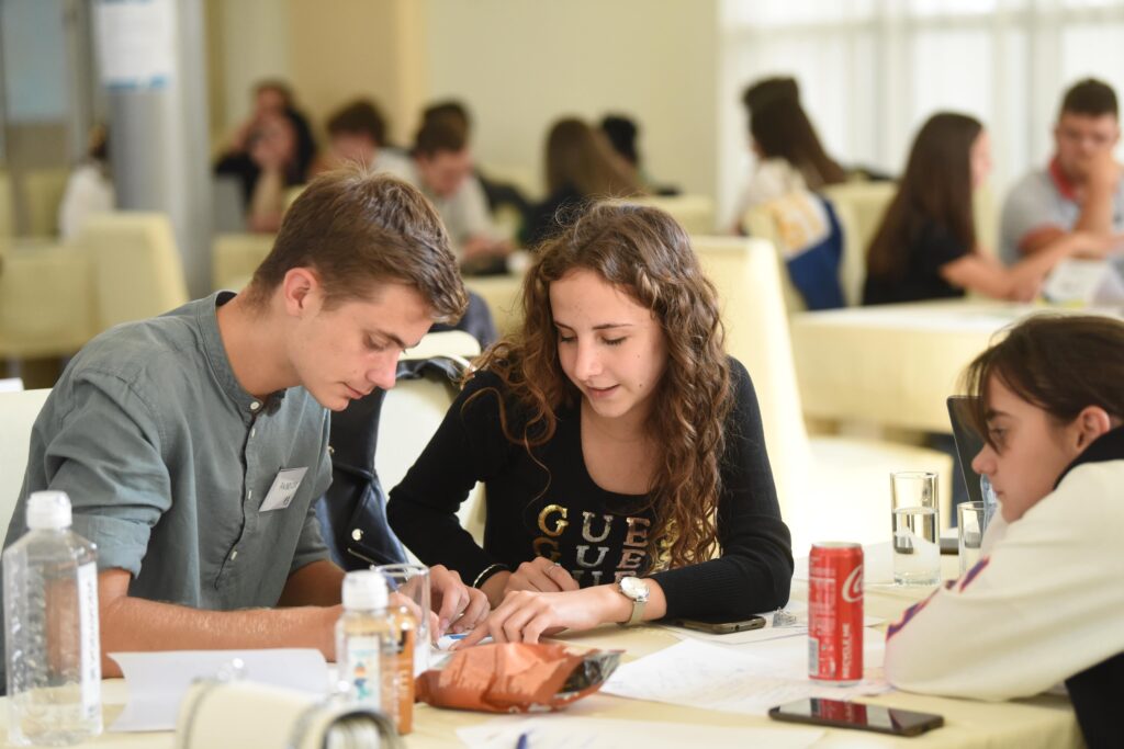 2-1024x683 Srednjoškolci smislili kako da spreče ''ODLIV MOZGOVA”