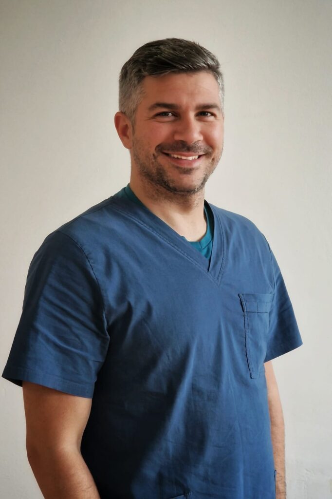 Dr-Veljko-Santric-682x1024 Eminentni urolog ordinira u  PARK poliklinici u Čačku