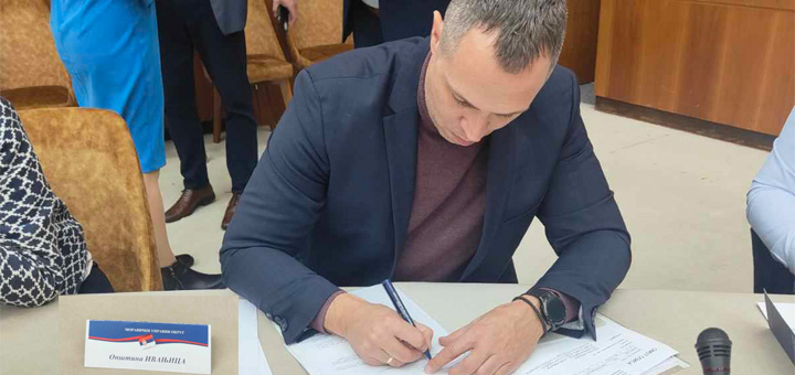 Bojanovic-dva Ivanjici od Ministarstva za brigu o selu minibus za prevoz lokalnog stanovništva