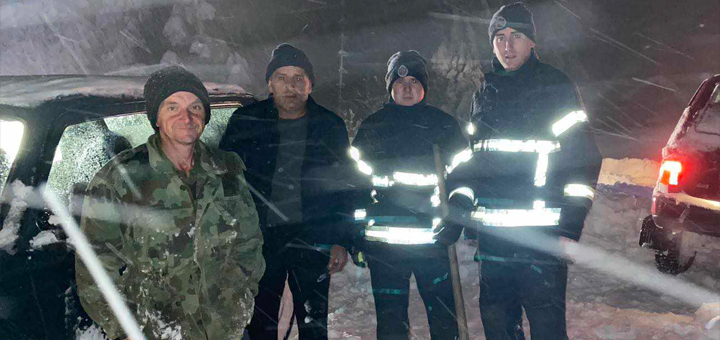 IL-Vatrogasci-spasioci-sneg Vatrogasci izvukli zavejane putnike- Apel vozačima da sačekaju stabilizaciju vremena