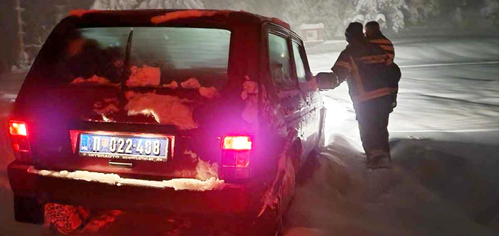 IL-Vatrogasci-spasioci Vatrogasci izvukli zavejane putnike- Apel vozačima da sačekaju stabilizaciju vremena