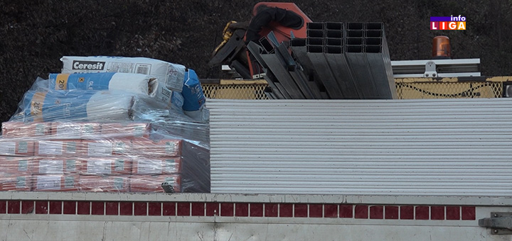 IL-Predsednik-Mitrovic-u-poseti-Bazalcima-1 Obećana pomoć stigla na adresu šestočlane porodice Bažalac (VIDEO)