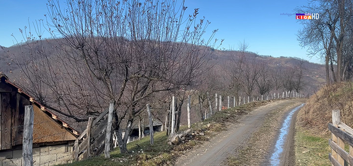 il-put-citluk Meštani ne mogu bezbedno do svojih kuća: Komšija već drugi put staje pred mašinu i sprečava radove na putu (VIDEO)