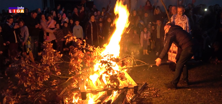 IL-Paljenje-badnjaka-1 Polaganje badnjaka u crkvi Svetih cara Konstantina i carice Jelene u Ivanjici (VIDEO)