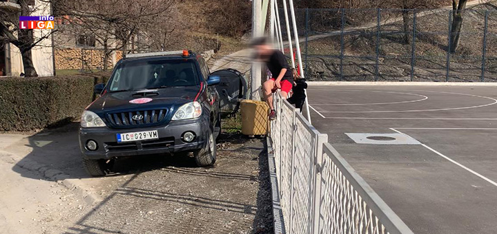 IL-Naslovna-ograda-Gimnazija- Kraj preskakanju ograde - otvorena kapija igrališta