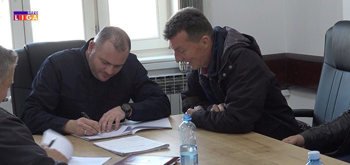 IL-Potpisivanje-ugovora-putevi- Potpisani ugovori za nove kilometre asfalta u ivanjičkoj opštini (VIDEO)