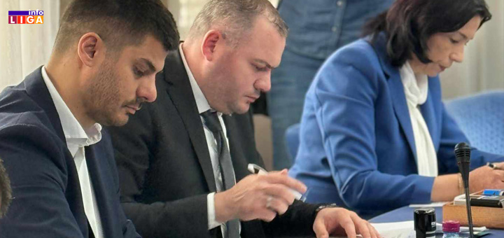 IL-Mitrovic-ministarstvo-ekologije Mitrović potpisao ugovore za vrednu donaciju Ministarstva za zaštitu životne sredine (VIDEO)