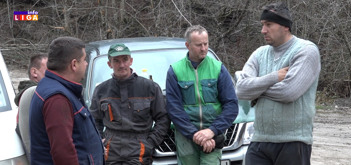 IL-Vucak-prvi-kilometri-mestani- Prvi kilometri asfalta za selo Vučak (VIDEO)