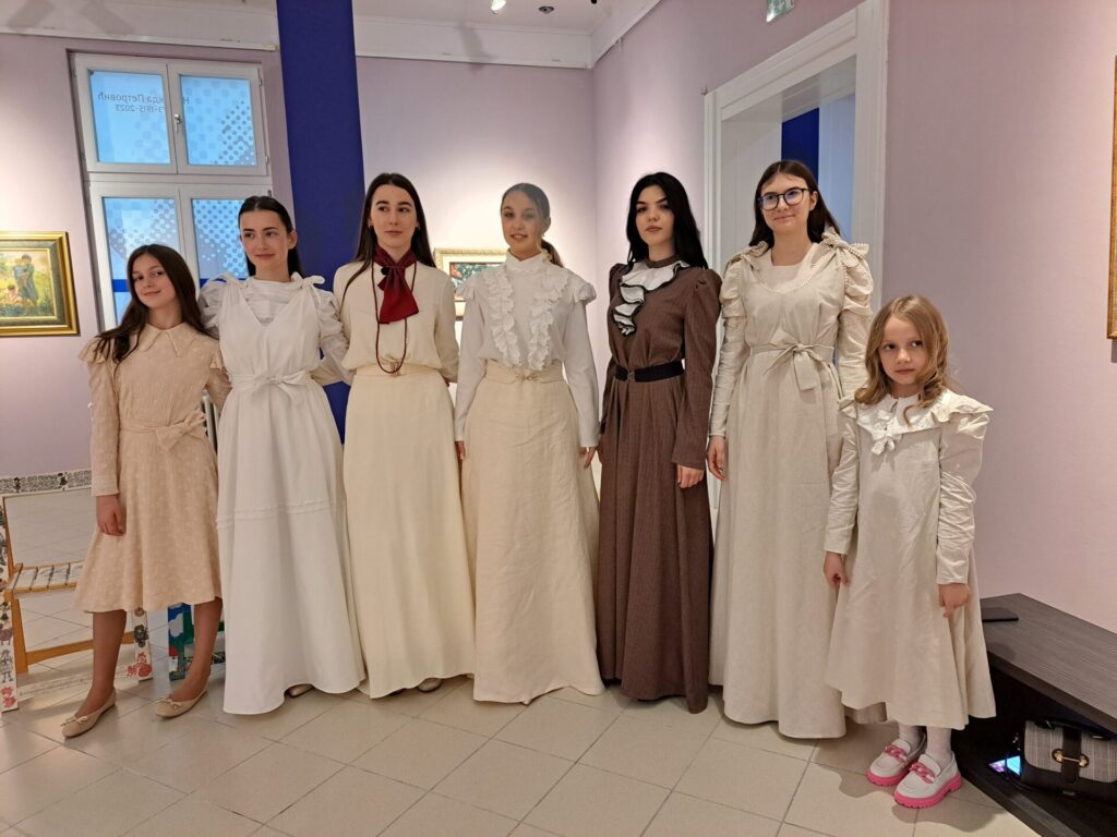 slika-2-haljine-ftn-1024x768 Građanski ženski kostim s kraja 19. veka – rad studenata Fakulteta tehničkih nauka u Čačku